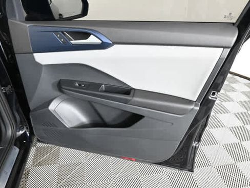 Used 2023 Volkswagen Taos SE w/ Panoramic Sunroof Package FWD image 12