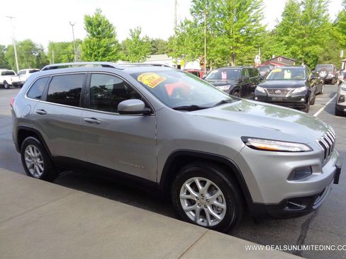 Used 2017 Jeep Cherokee Latitude w/ True North Edition AWD/4WD image 2