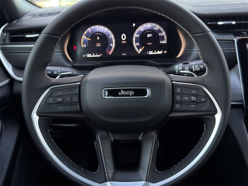 New 2025 Jeep Grand Cherokee Limited w/ Black Appearance Package image 12