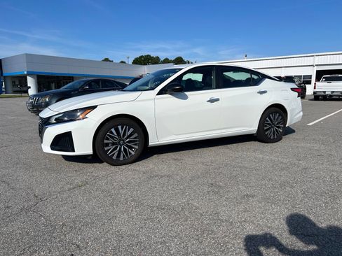 Used 2025 Nissan Altima 2.5 SV AWD/4WD image 1
