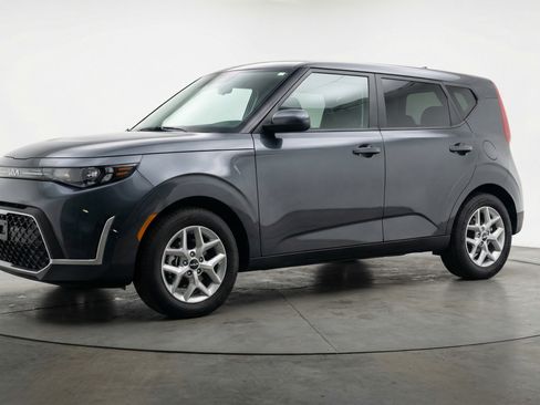Used 2025 Kia Soul LX w/ LX Technology Package image 3
