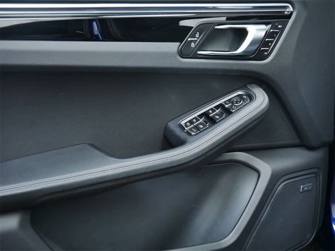 Used 2025 Porsche Macan image 11