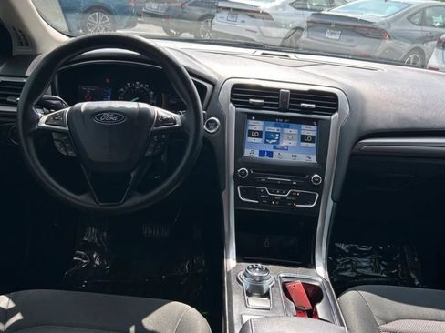 Used 2018 Ford Fusion SE w/ Fusion SE Technology Package FWD image 7