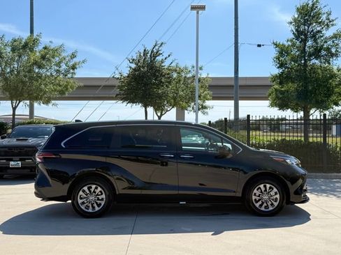 Used 2025 Toyota Sienna XLE FWD image 5