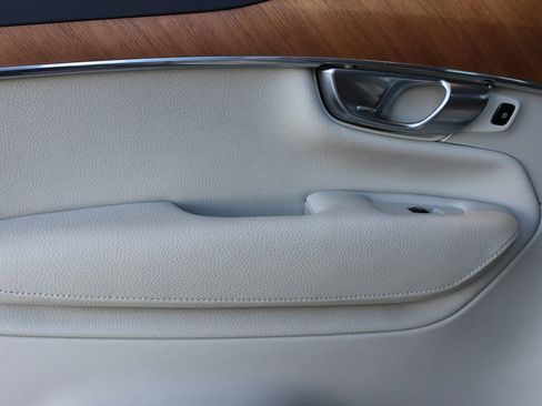 Used 2021 Volvo XC90 T6 Momentum image 22