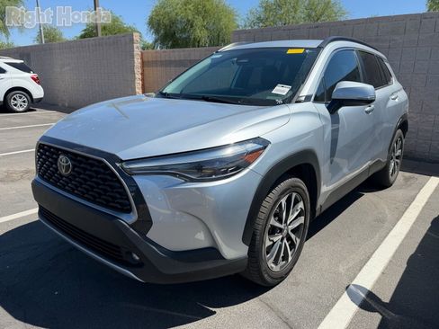 Used 2023 Toyota Corolla Cross XLE image 2