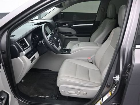 Used 2018 Toyota Highlander XLE AWD/4WD image 9
