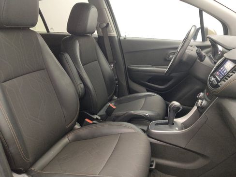 Used 2022 Chevrolet Trax LT w/ LT Convenience Package image 21