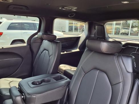 New 2026 Chrysler Pacifica Select image 18