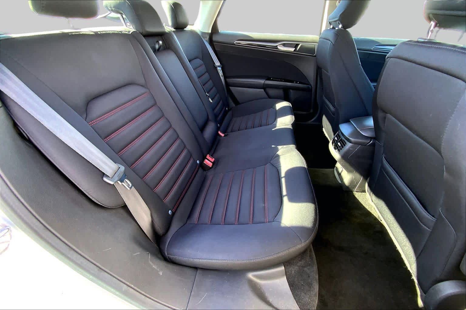 Used 2015 Ford Fusion SE FWD image 19