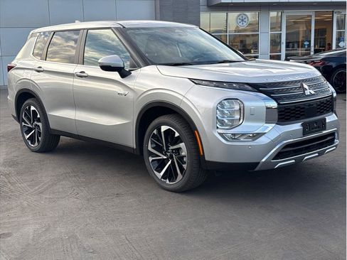 Used 2025 Mitsubishi Outlander SE image 4