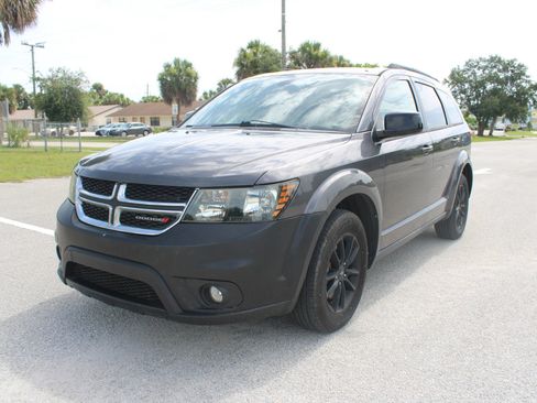 Used 2019 Dodge Journey SE w/ Connectivity Group FWD image 1