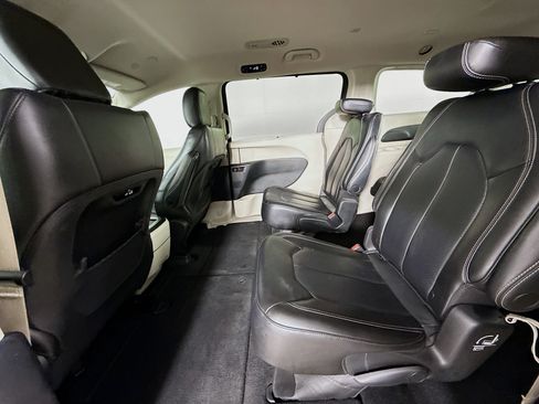 Used 2023 Chrysler Pacifica Touring-L FWD image 28