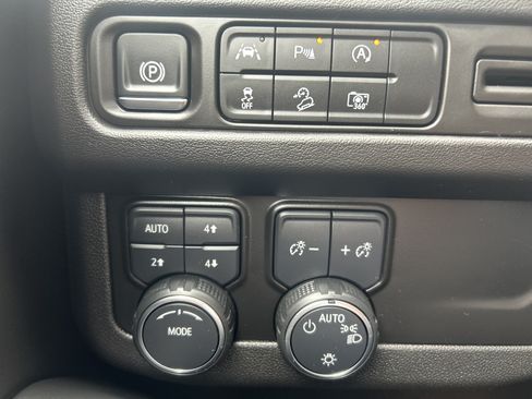 Used 2024 Chevrolet Tahoe Z71 w/ Luxury Package AWD/4WD image 32