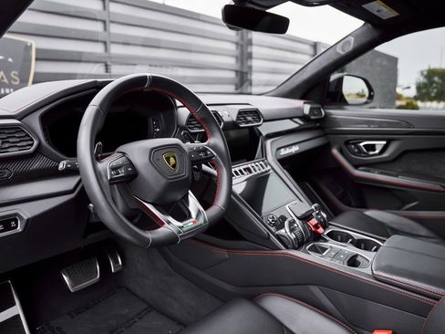 Used 2021 Lamborghini Urus image 2