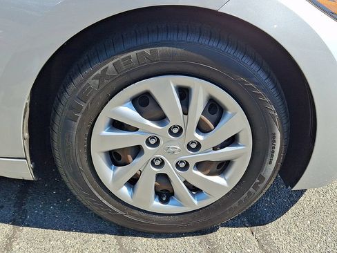 Used 2018 Hyundai Elantra SE FWD image 8