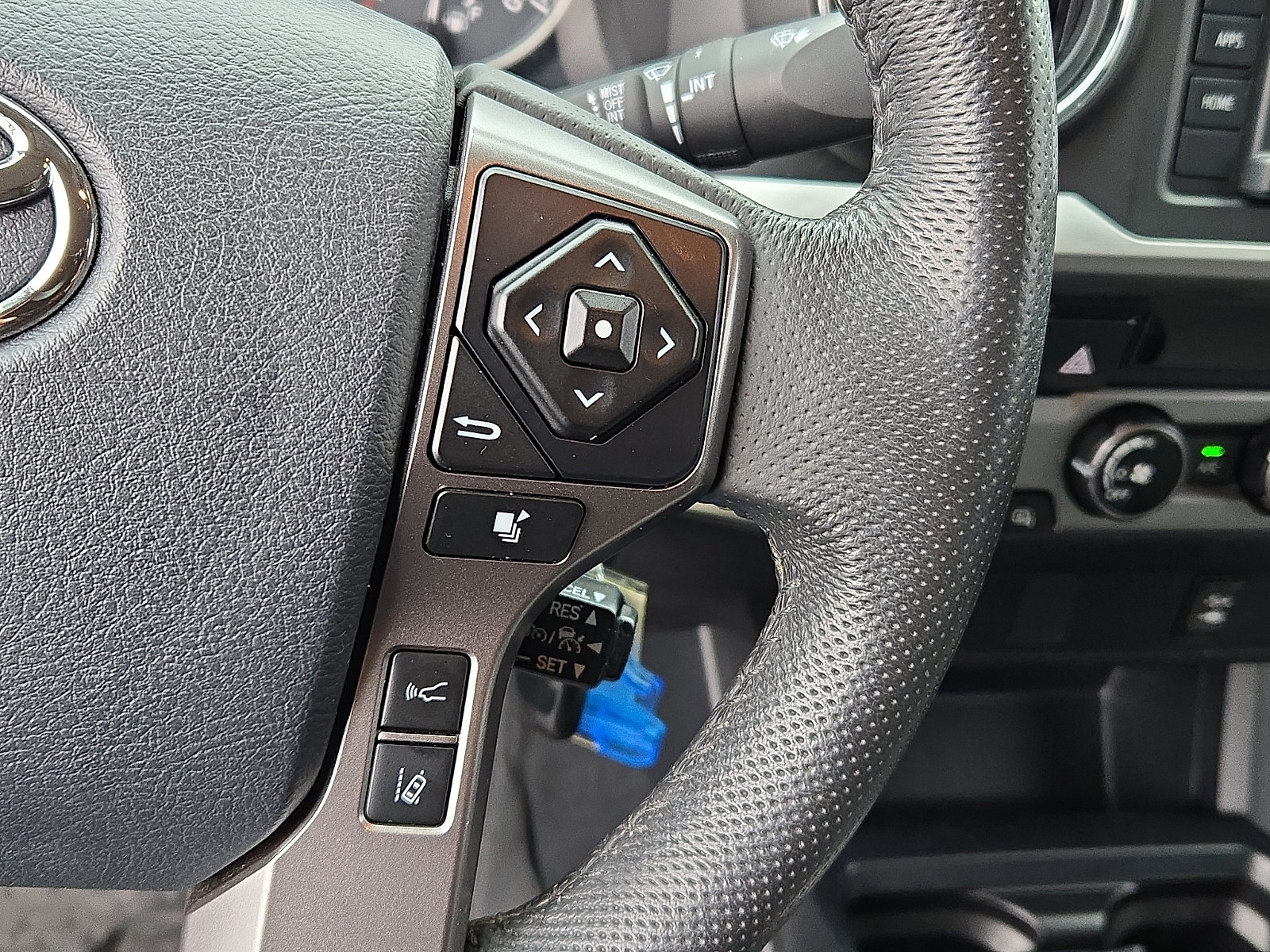 Used 2018 Toyota Tacoma SR5 w/ SR5 Appearance Package (SM) AWD/4WD image 21