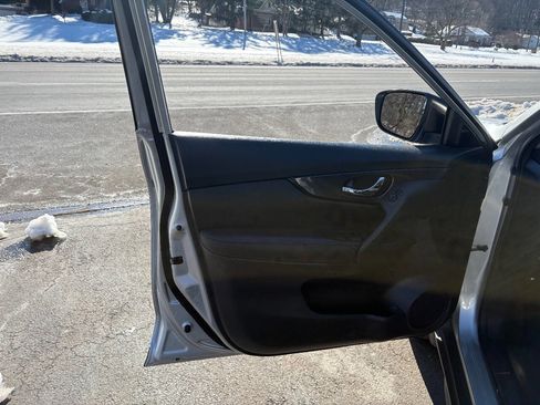 Used 2017 Nissan Rogue SV w/ SV Premium Package image 22