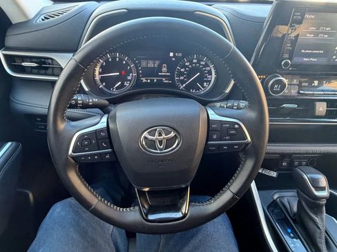 Used 2020 Toyota Highlander XLE image 11