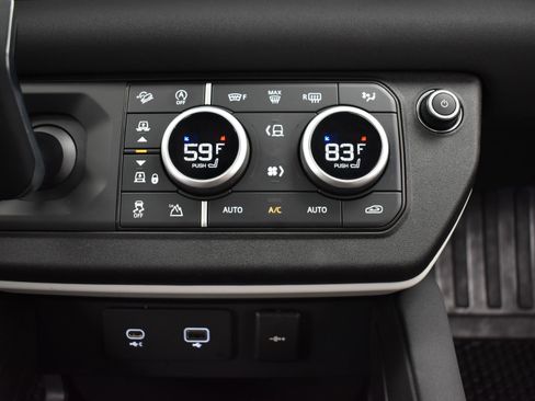 Used 2023 Land Rover Defender 90 SE image 35