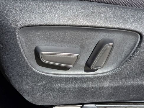 Used 2025 Toyota Highlander LE FWD image 28