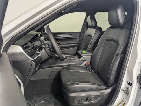 New 2025 Jeep Grand Cherokee Altitude image 12