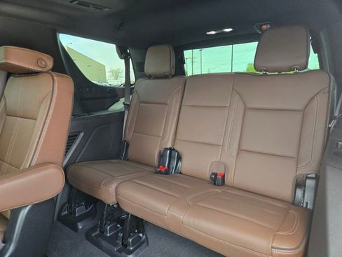 Used 2025 Chevrolet Tahoe High Country AWD/4WD image 11