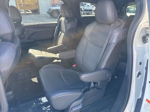 Used 2021 Toyota Sienna XSE FWD image 24
