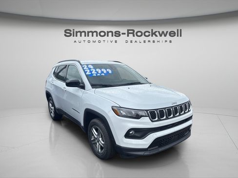 Used 2024 Jeep Compass Latitude AWD/4WD image 5