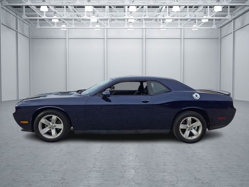 Used 2014 Dodge Challenger SXT RWD image 2