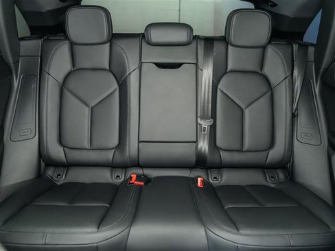 Certified 2026 Porsche Macan AWD/4WD image 28