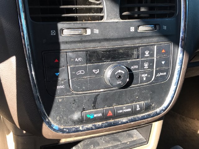 Used 2016 Chrysler Town & Country Touring FWD image 7