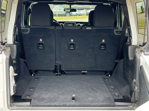 Used 2018 Jeep Wrangler Unlimited Sahara image 35