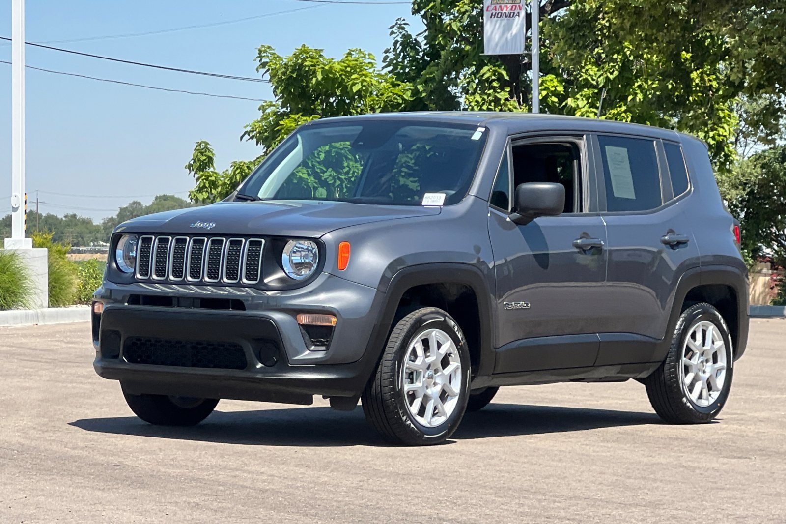 Used 2023 Jeep Renegade Latitude AWD/4WD image 11