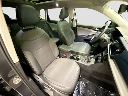 Used 2022 Volkswagen Taos SE w/ Panoramic Sunroof Package FWD image 31