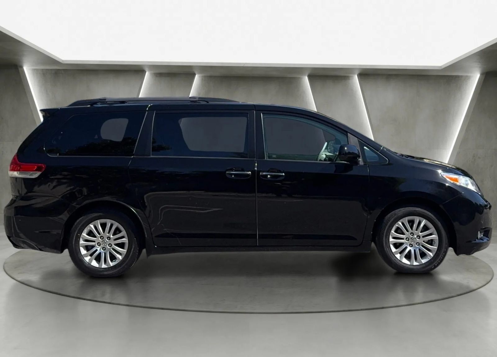Used 2011 Toyota Sienna XLE w/ Premium Pkg FWD image 2