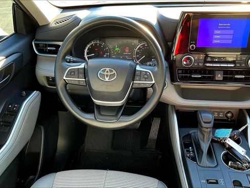 Used 2023 Toyota Highlander L FWD image 6