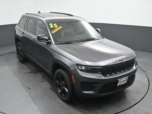 Used 2025 Jeep Grand Cherokee Altitude AWD/4WD image 34