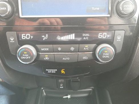 Used 2017 Nissan Rogue SV w/ SV Premium Package image 31