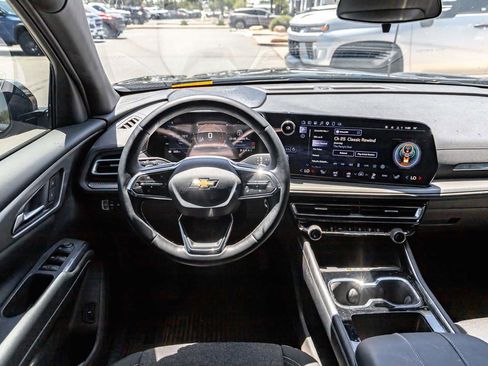 Used 2025 Chevrolet Traverse LT FWD image 11