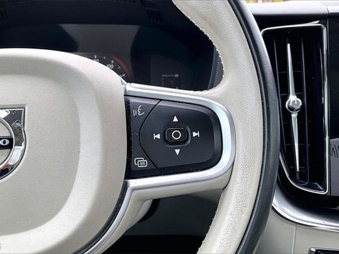 Used 2019 Volvo XC60 T5 Momentum w/ Premium Package image 21