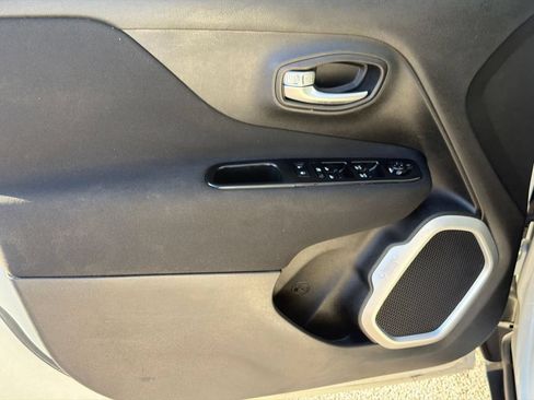 Used 2018 Jeep Renegade Latitude FWD image 19