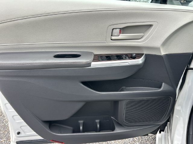 Used 2024 Toyota Sienna LE AWD/4WD image 17