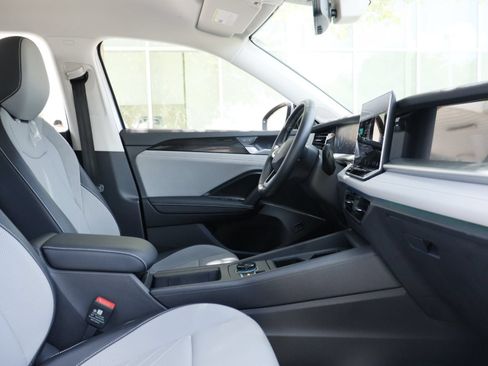 Certified 2025 Volkswagen Tiguan SE FWD image 21