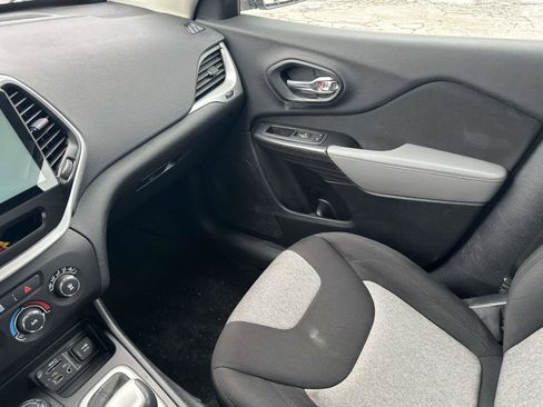 Used 2014 Jeep Cherokee Sport image 32