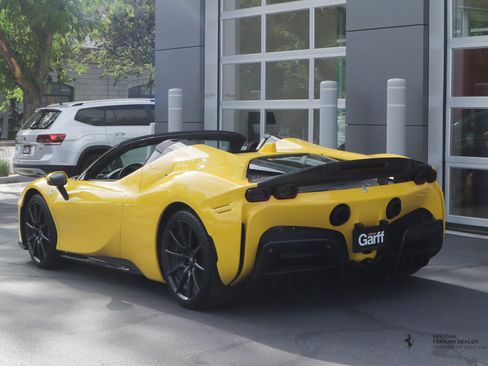 Used 2022 Ferrari SF90 Spider AWD/4WD image 3