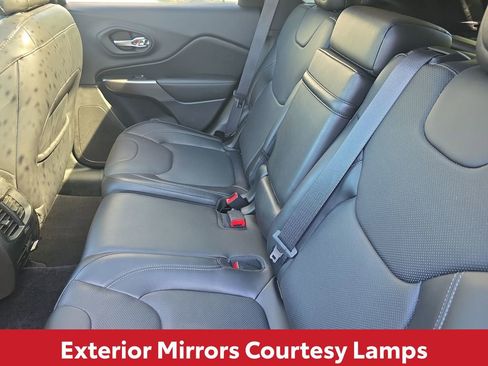 Used 2019 Jeep Cherokee Limited w/ Luxury Group FWD image 18