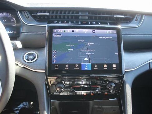 Used 2024 Jeep Grand Cherokee Limited image 3