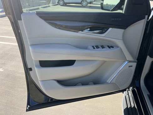Used 2020 Cadillac Escalade Premium Luxury image 26
