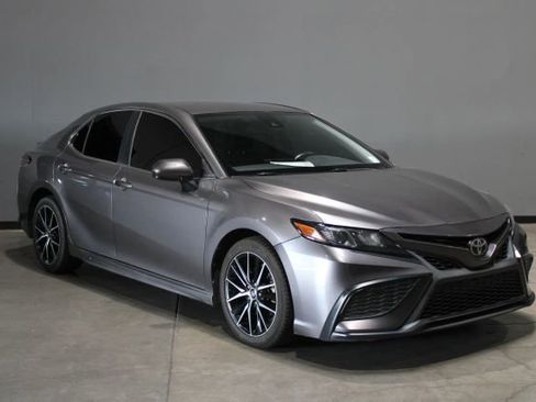 Used 2021 Toyota Camry SE image 4